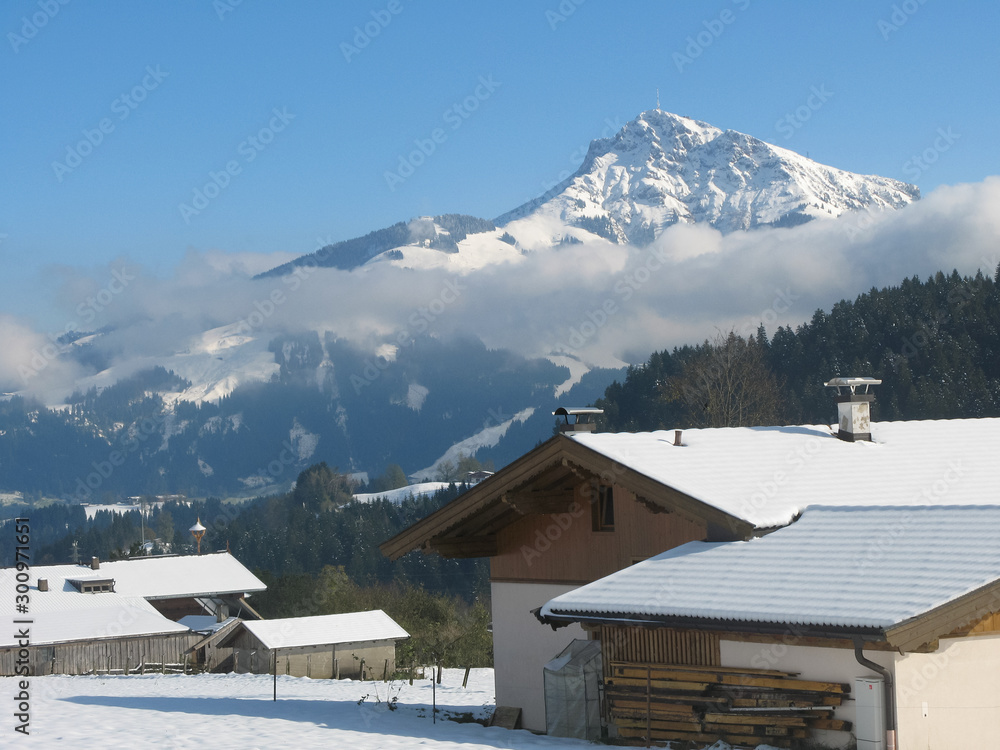 Kitzbüheler Horn hinter ländlicher Kulisse, Tirol, Österreich