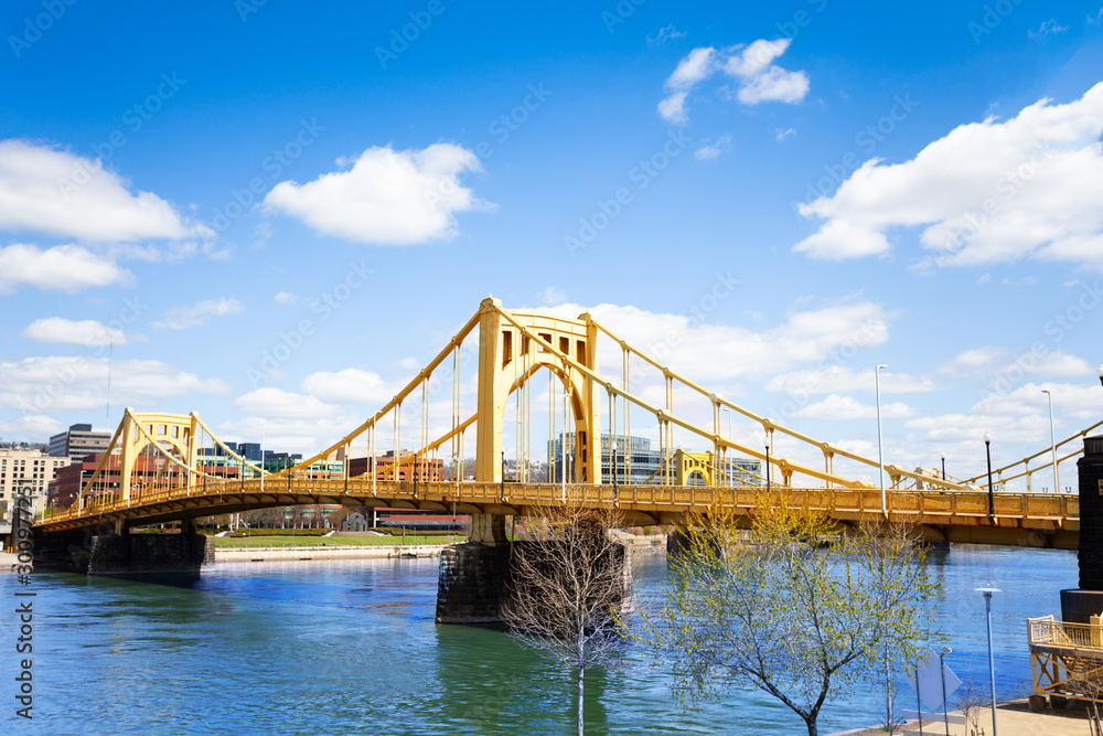 Naklejka premium Roberto Clemente Bridge over Ohio in Pittsburg
