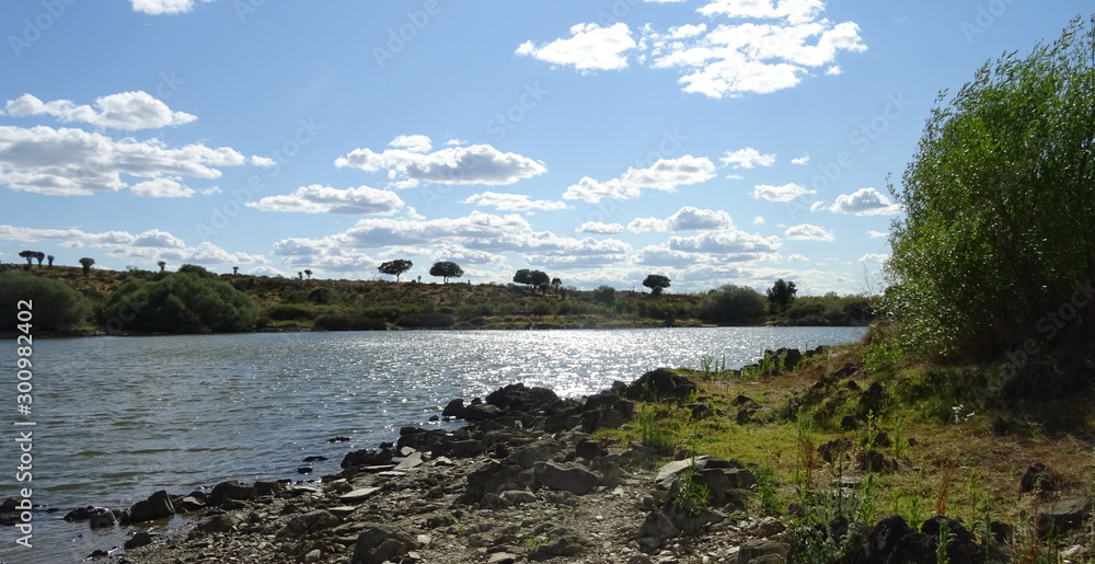 weite Uferlandschaft am rio Duero mit blauem Himmel