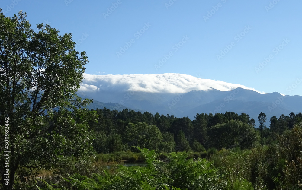 Bergpanorama mit über die Berge quellende Wolken Bergpanorama mit über die Berge quellende Wolken