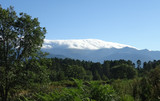 Bergpanorama mit über die Berge quellende Wolken
