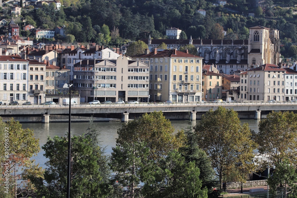 Obraz premium Vue de la ville de Vienne au bord du fleuve Rhône - Département Isère - France