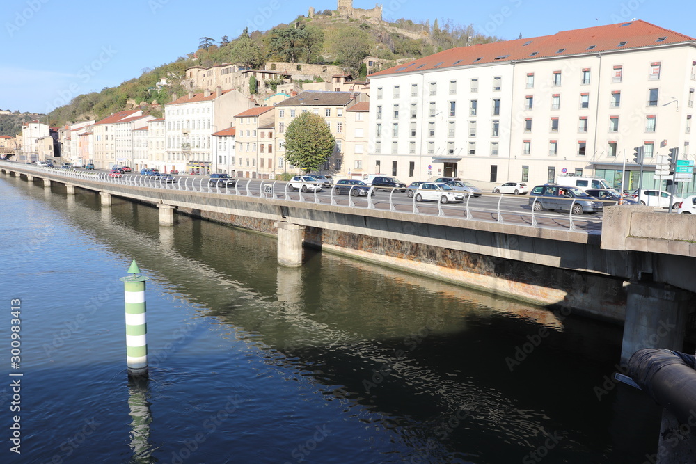 Vue de la ville de Vienne au bord du fleuve Rhône - Département Isère - France