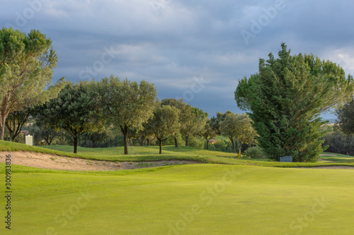 campo de golf. bandera y hoyo de un campo de golf © eva