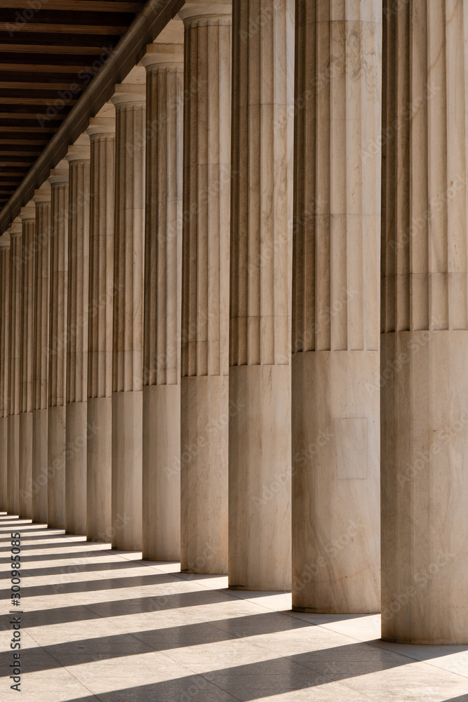 Obraz premium Row of ancient Greek columns in Athens. Architectural abstract.