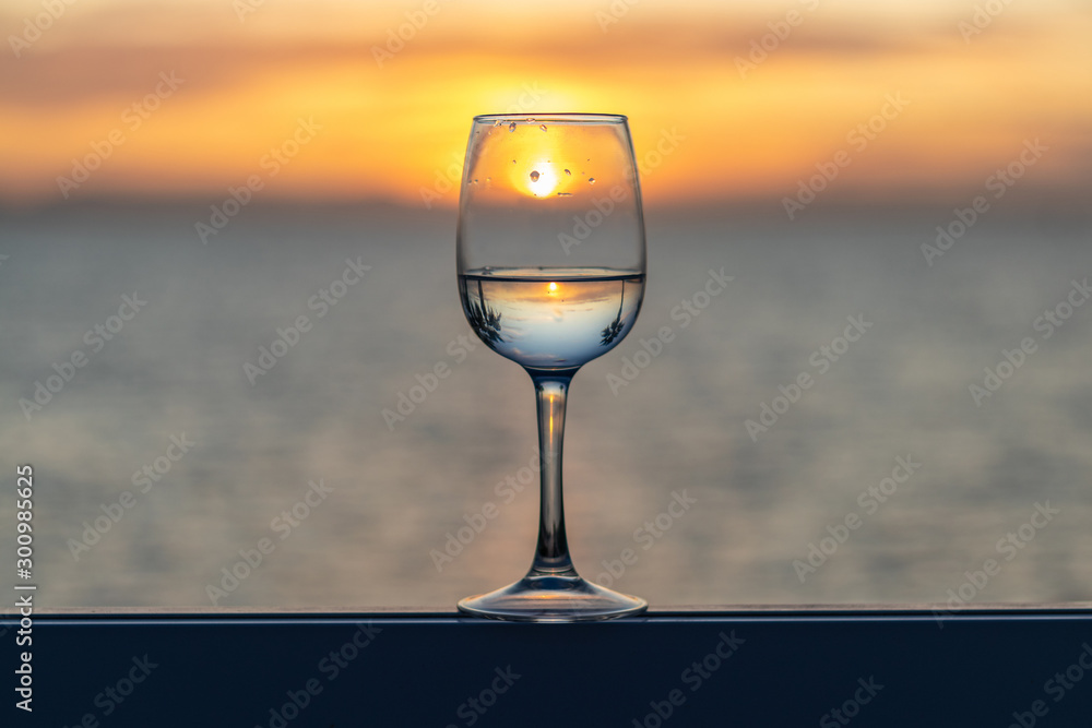 Una copa de vino al atardecer en la terraza