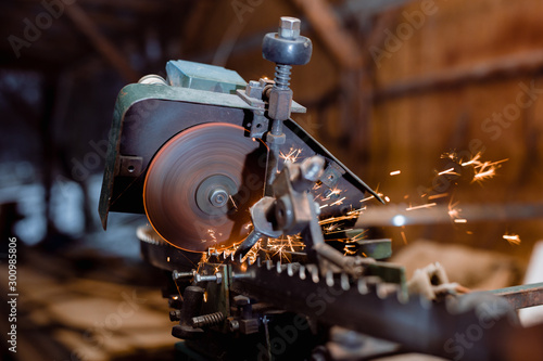 Fotografía automatized old whetting machine, whet saw blade
