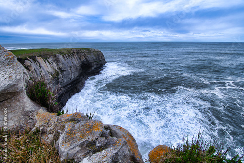 Foto the cliff washed by an enraged sea in spain