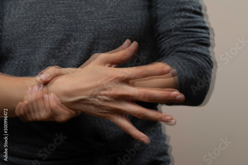 Foto Woman with trembling hands, nervous gesture