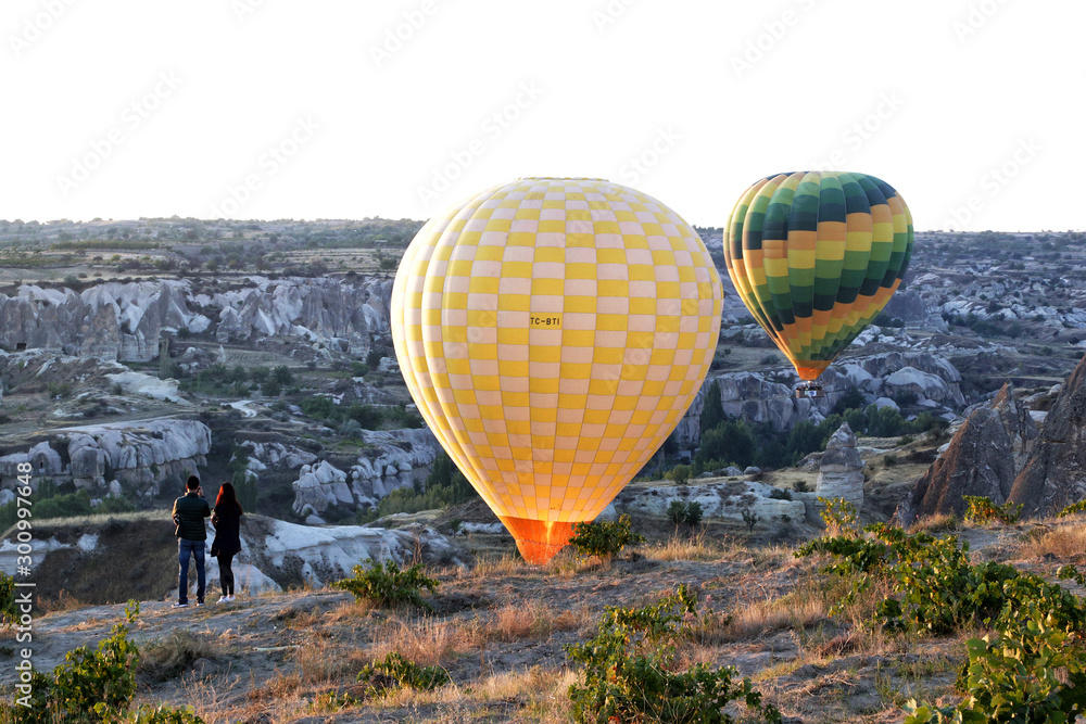 Obraz premium Göreme, Turkey - 09/18/2009: View from the observation deck of the village of Göreme on the flight of balloons over the valleys of Cappadocia.