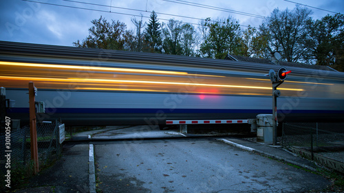 Train à grande vitesse dans un passage à niveau