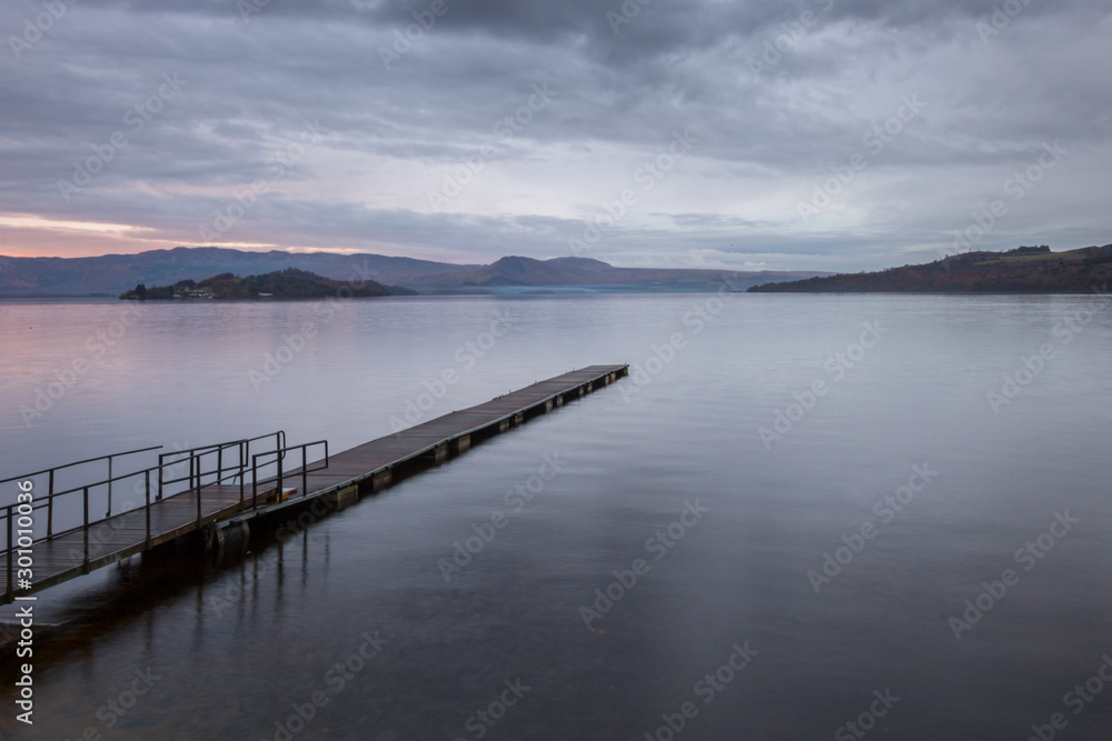 Vista de Lago Lomon, Escocia, Reino Unido