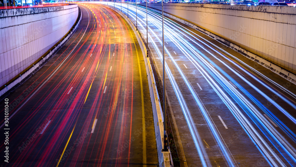 Fotografie long exposure of traffic  lights on a freeway