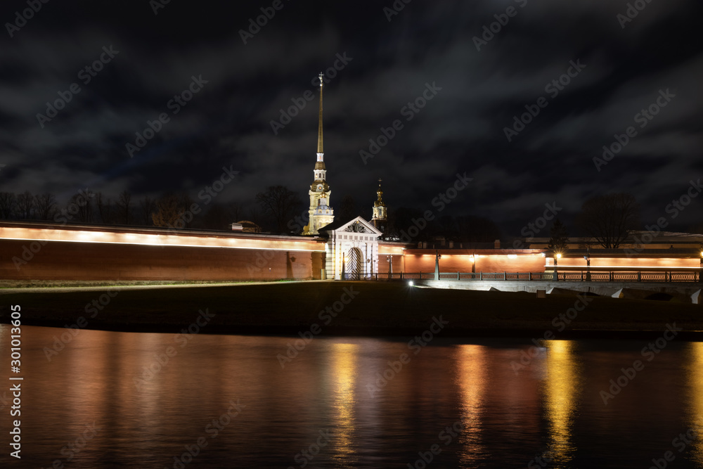 Obraz premium Petropavlovskaya fortress at night, Saint Petersburg, Russia