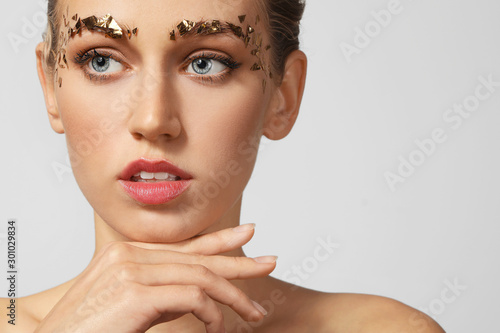 Young woman with creative e...