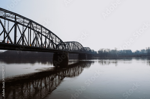 Fototapeta Naklejka Na Ścianę i Meble -  Most i jego odbicie w rzece