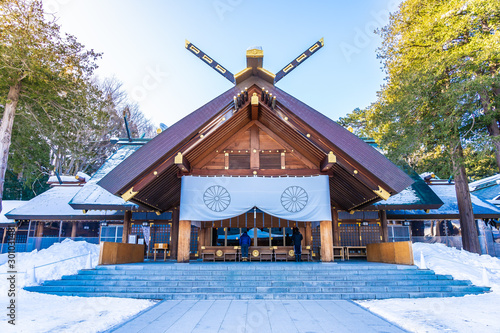 Fotografía Beautiful architecture building temple of Hokkaido Shrine in Sapporo city