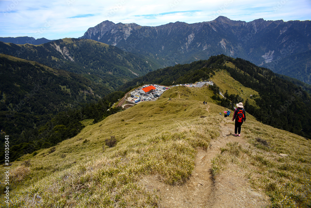 Walking on the ridgeline of Hehuan Mountain in central Taiwan, this is a hiking trail suitable for four seasons.