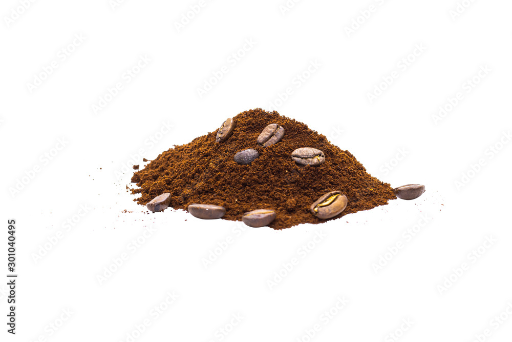 Obraz premium roasted heap coffee grounds and beans in isolated white background with clipping path
