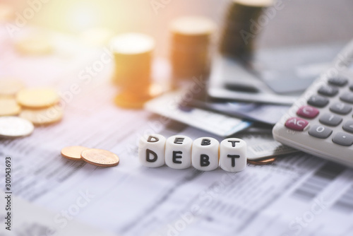 Foto Debt credit card and money coin stack - Increased liabilities from exemption deb