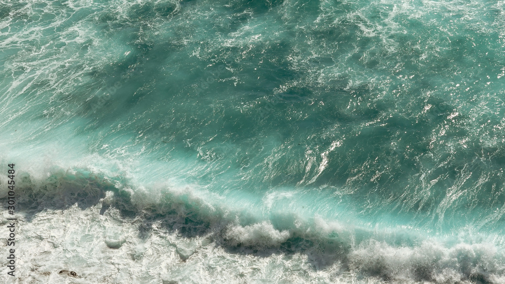 Fototapeta premium Waves Breaking on the Shore