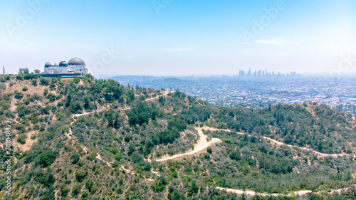 Fotografia, Obraz Aerial view of Griffith Park Observatory and downtown Los Angeles