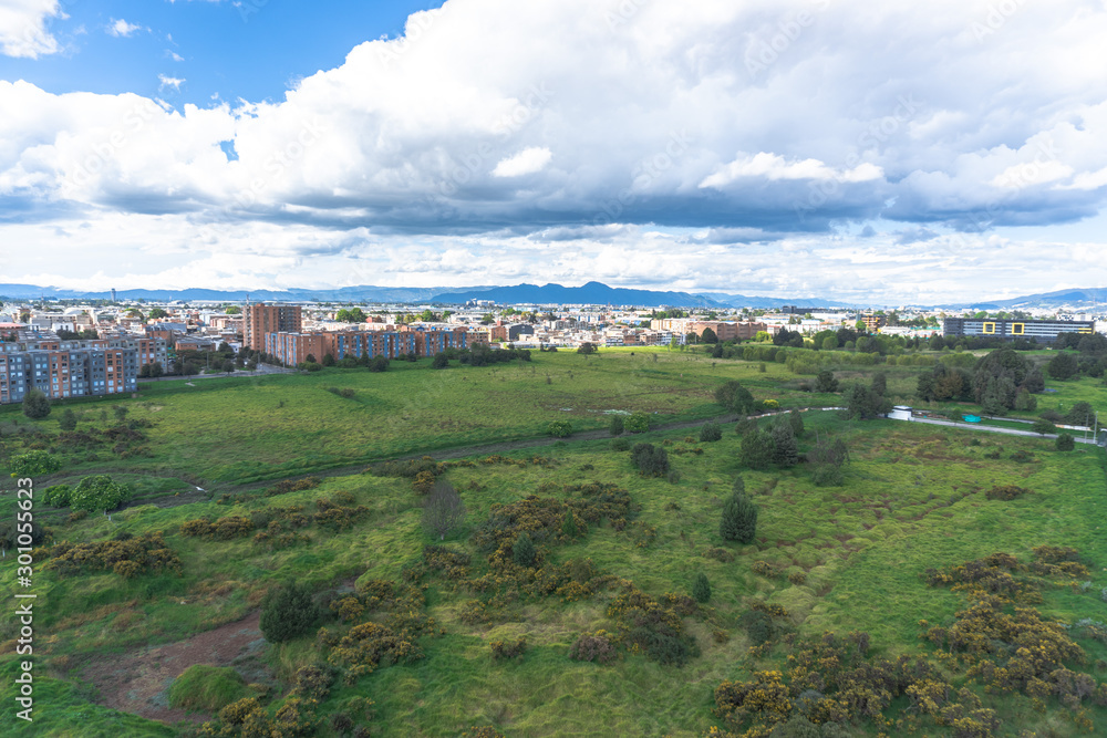 Naklejka premium Humedal en medio de la ciudad