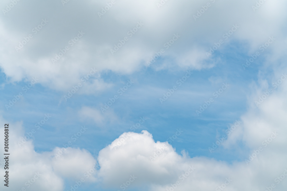 Obraz premium White cloud and blue sky background with copy space