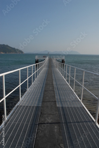 海に続く桟橋 © Emotional design