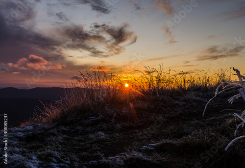 Fototapeta Naklejka Na Ścianę i Meble -  zachód słońca bieszczady połonina Wetlińska 
