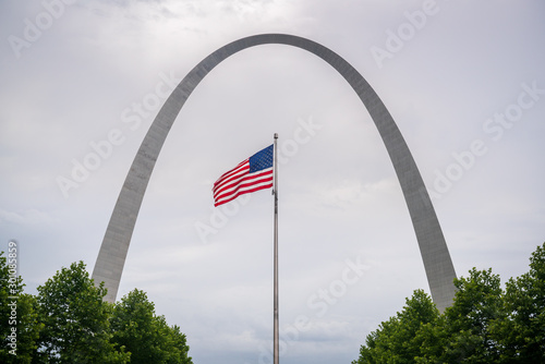Obraz na płótnie American Flag and Gateway Arch National Park