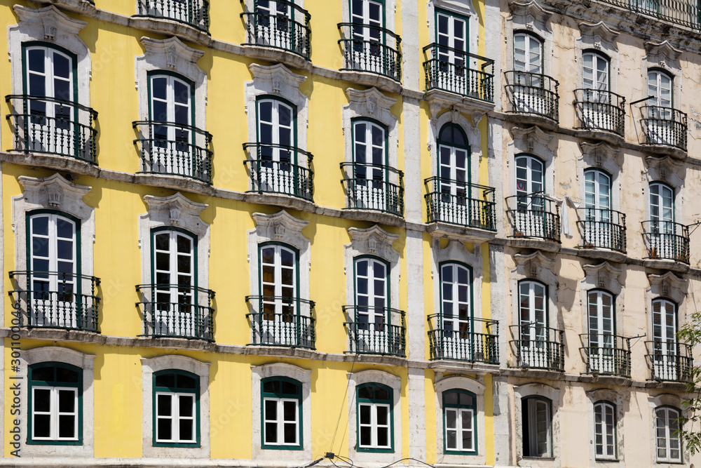Gebäude mit Balkonen, Lissabon, Portugal