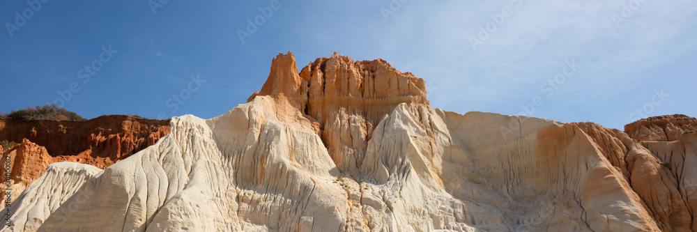 Felsenküste aus Sandstein an der Algarve, Portugal, Europa