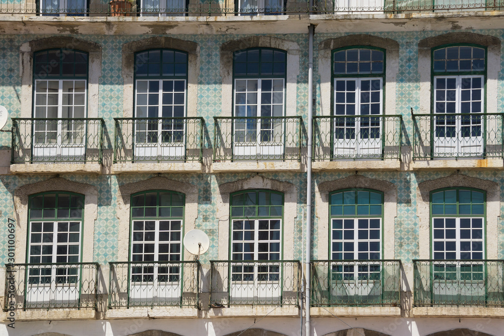 Gebäude mit Balkonen, Lissabon, Portugal