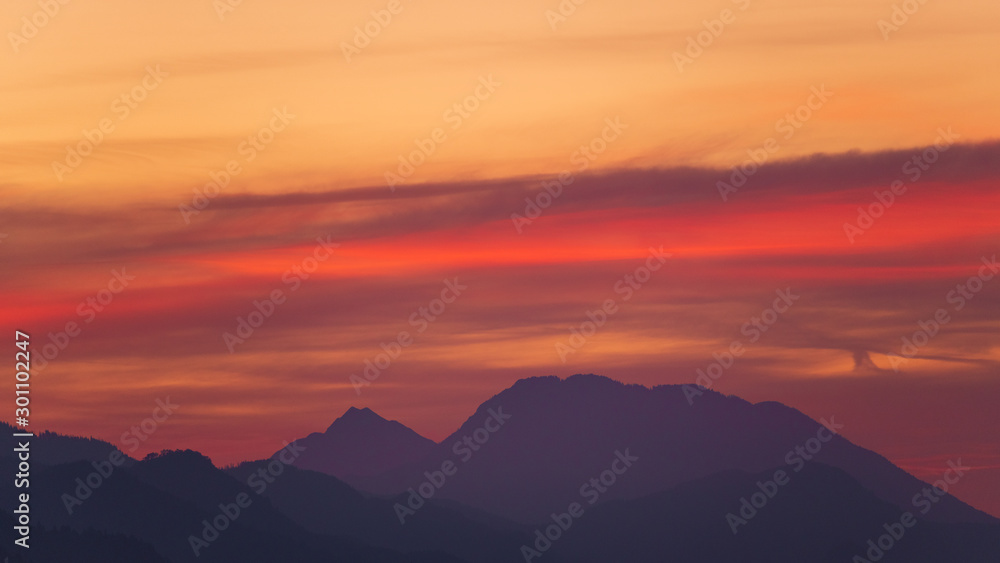 Berge im Morgenrot, rot violetter Hintergrund 