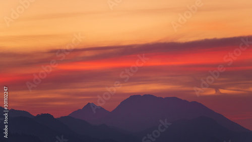 Berge im Morgenrot, rot violetter Hintergrund 