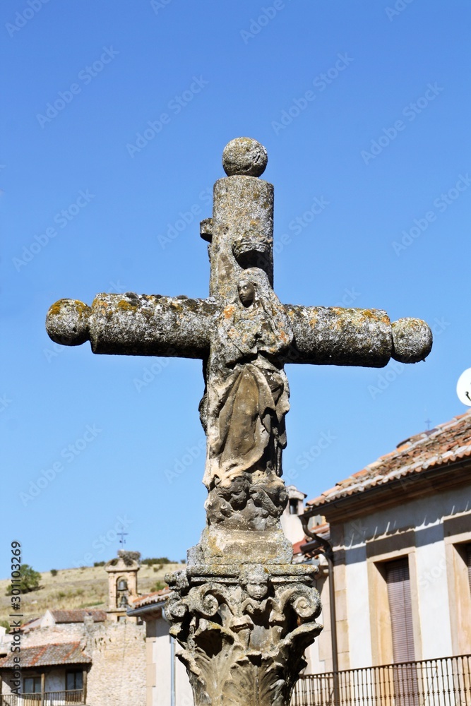 Crucero renacentista de la Iglesia de San Bartolomé en Sepúlveda (Segovia, España).