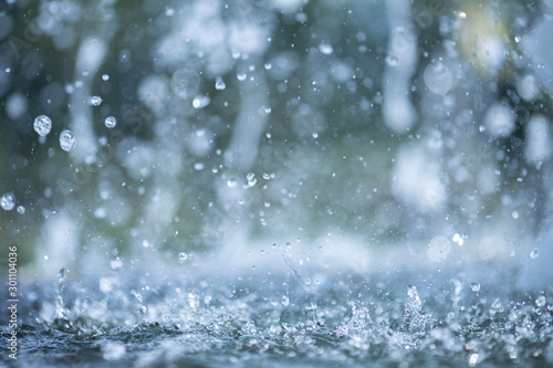 Fotografia blue color tone of close up rain water drop falling to the floor in rainy season