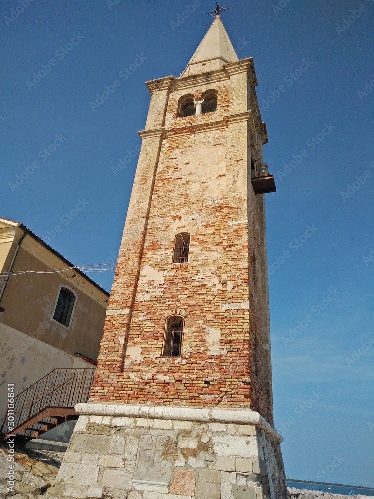 scorcio del campanile e della chiesa madonna dell'angelo di caorle venezia