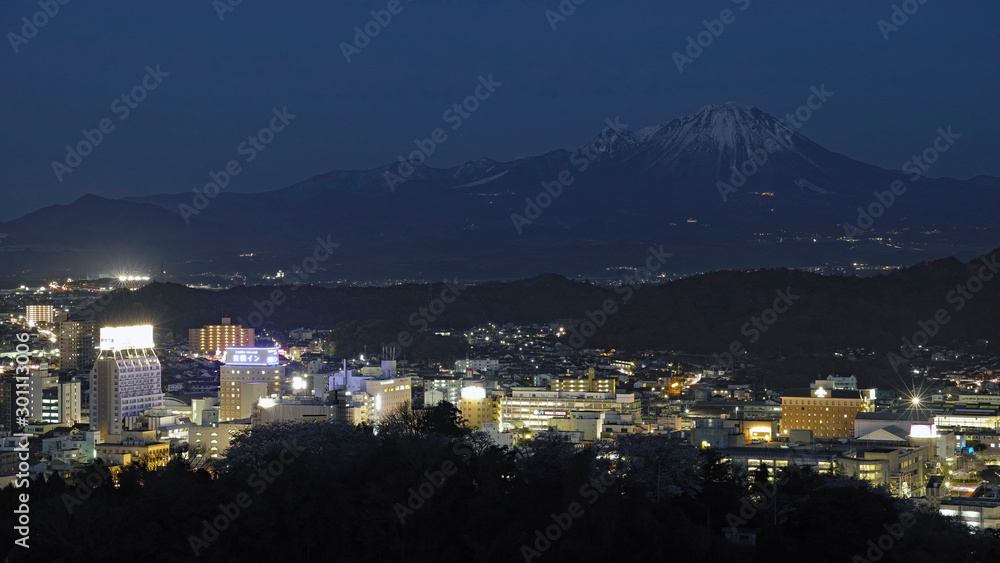 鳥取県米子城跡から見た米子駅前と大山の夜景