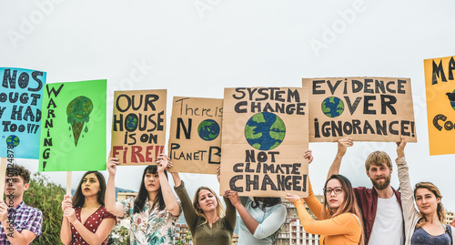 Quadro su tela Group of demonstrators on road, young people from different culture and race fig