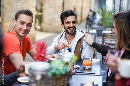 Photography Group of happy friends eating and drinking coffee at vintage bar outdoor - Focus