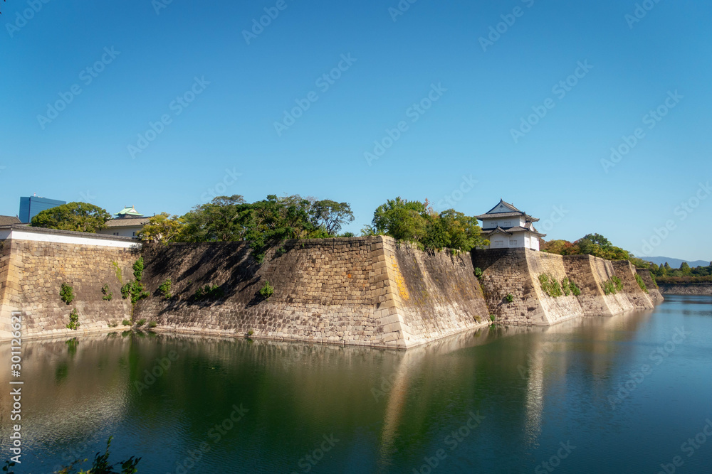 Fototapeta premium 大阪城の六番櫓と南外堀の風景