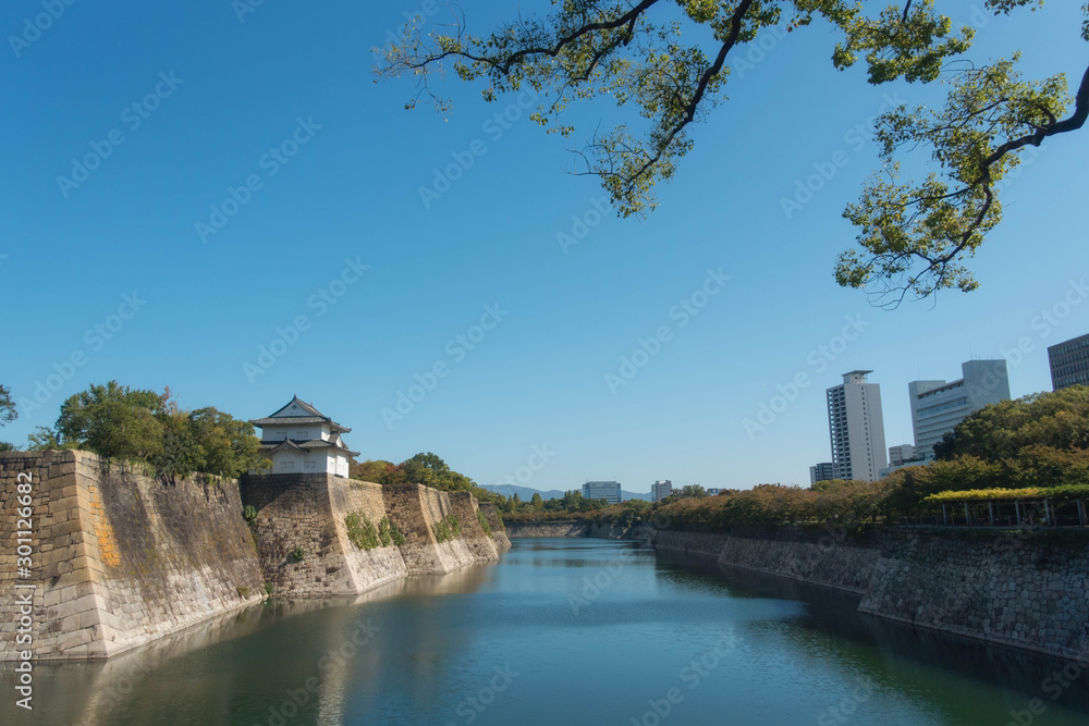 大阪城の六番櫓と南外堀と高層ビルが見える景色 大阪城の六番櫓と南外堀と高層ビルが見える景色