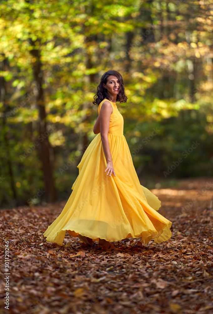 Obraz premium Beautiful woman dancing in the forest