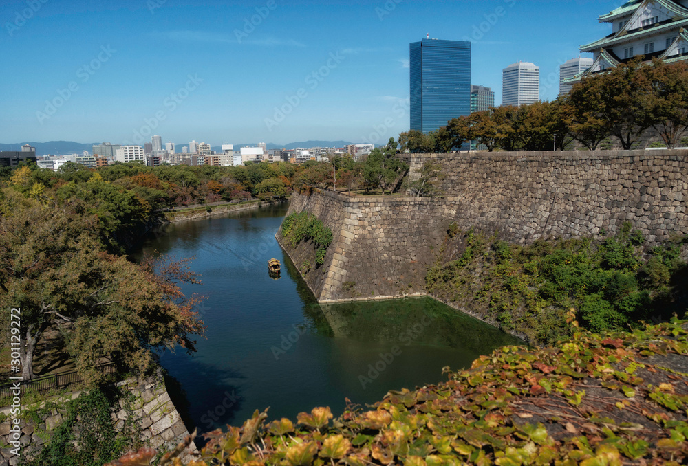 大阪城の内堀をゆく御座船と向こうに見える大阪の街並み