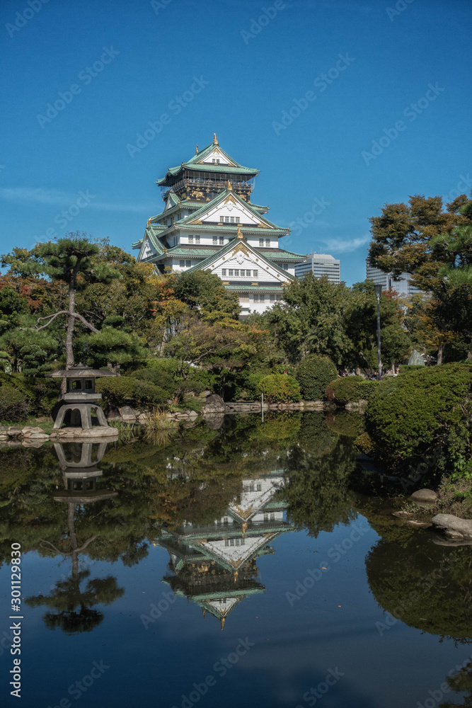 大阪城の日本庭園の池に映る天守閣のリフレクション