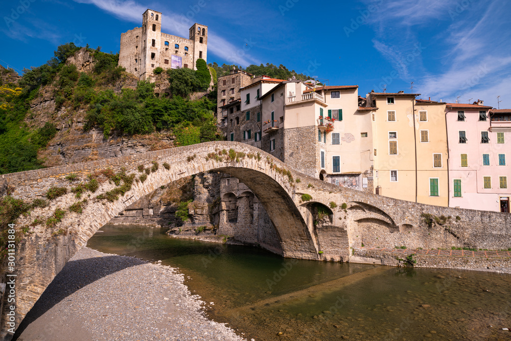 Vista del Borgo medievale Dolceacqua, Liguria, Italia