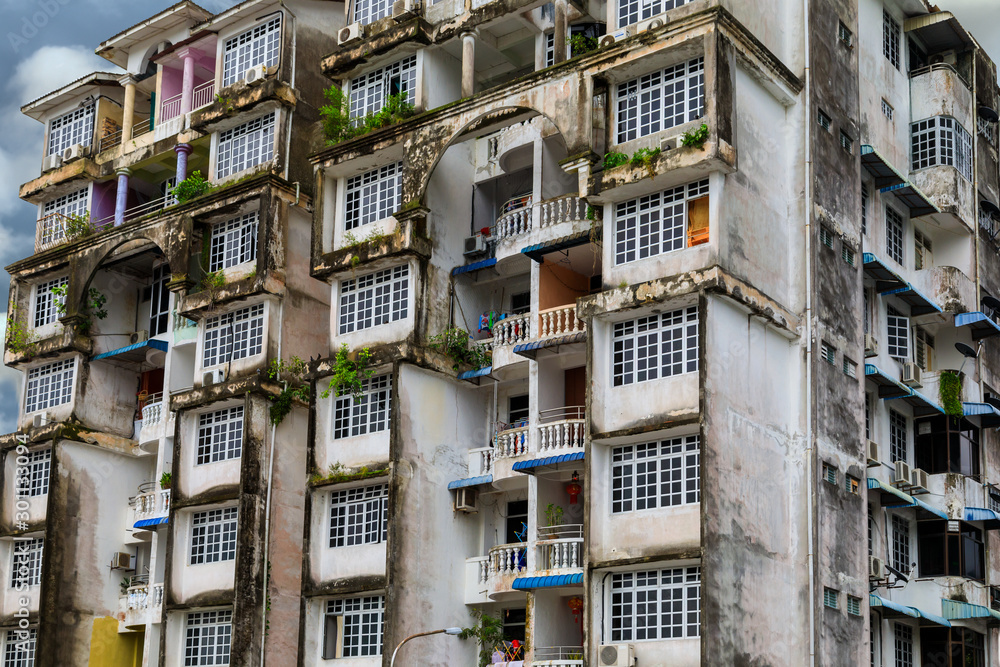 Alte verfallene Hausfassade von einem Wohnblock in Asien