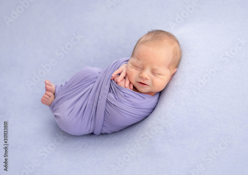 Εκτύπωση καμβά Newborn wrapped in blanket